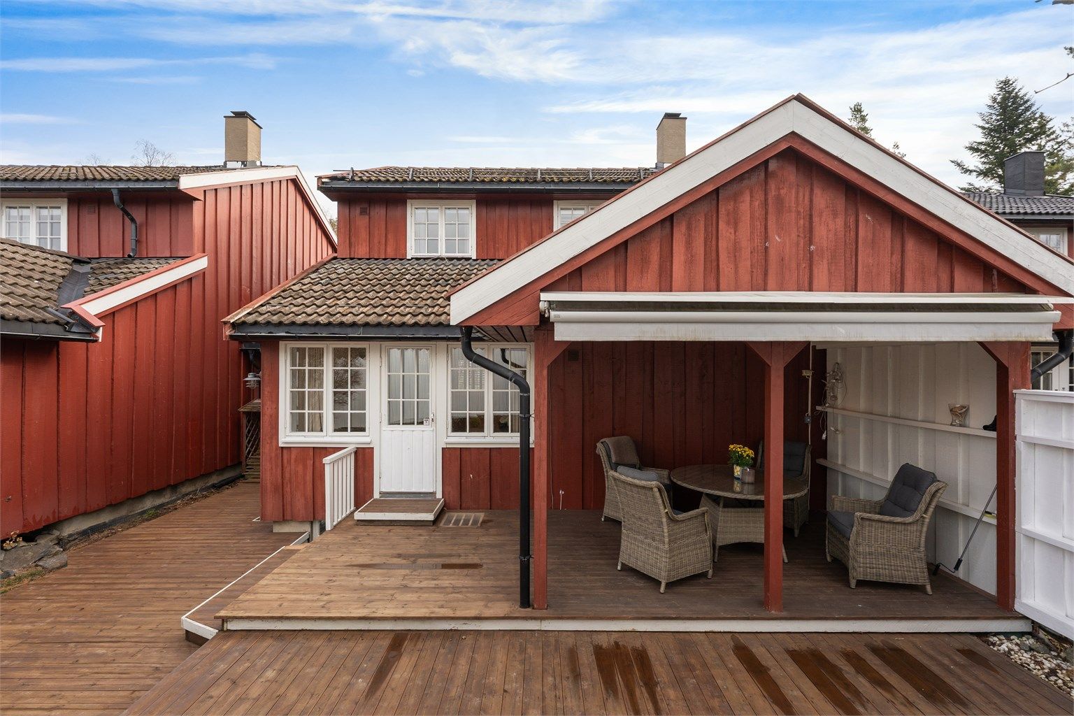 Terrassen og hagen er svært skjermet, og gir en privat og rolig uteplass.