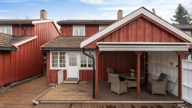 Terrassen og hagen er svært skjermet, og gir en privat og rolig uteplass.