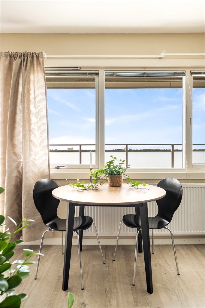 Spiseplassen er plassert ved vindusrekken med rikelig dagslys.