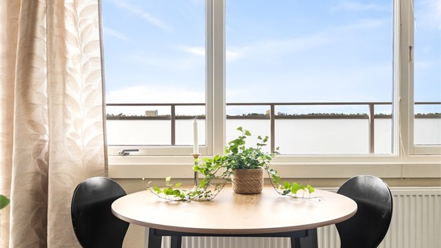 Spiseplassen er plassert ved vindusrekken med rikelig dagslys.