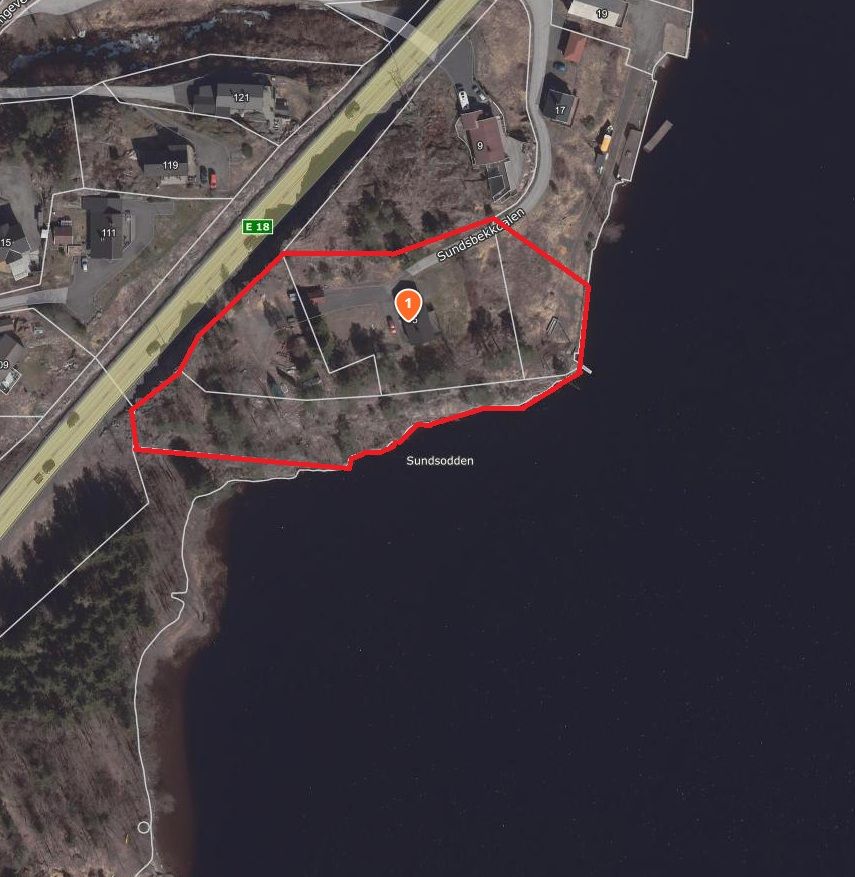 Kartet viser ca-tomtegrenser inkludert alle fire parseller som medfølger i handelen. Brygga går delvis utenfor tomtegrense på enden.