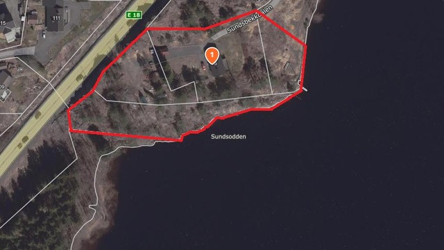 Kartet viser ca-tomtegrenser inkludert alle fire parseller som medfølger i handelen. Brygga går delvis utenfor tomtegrense på enden.