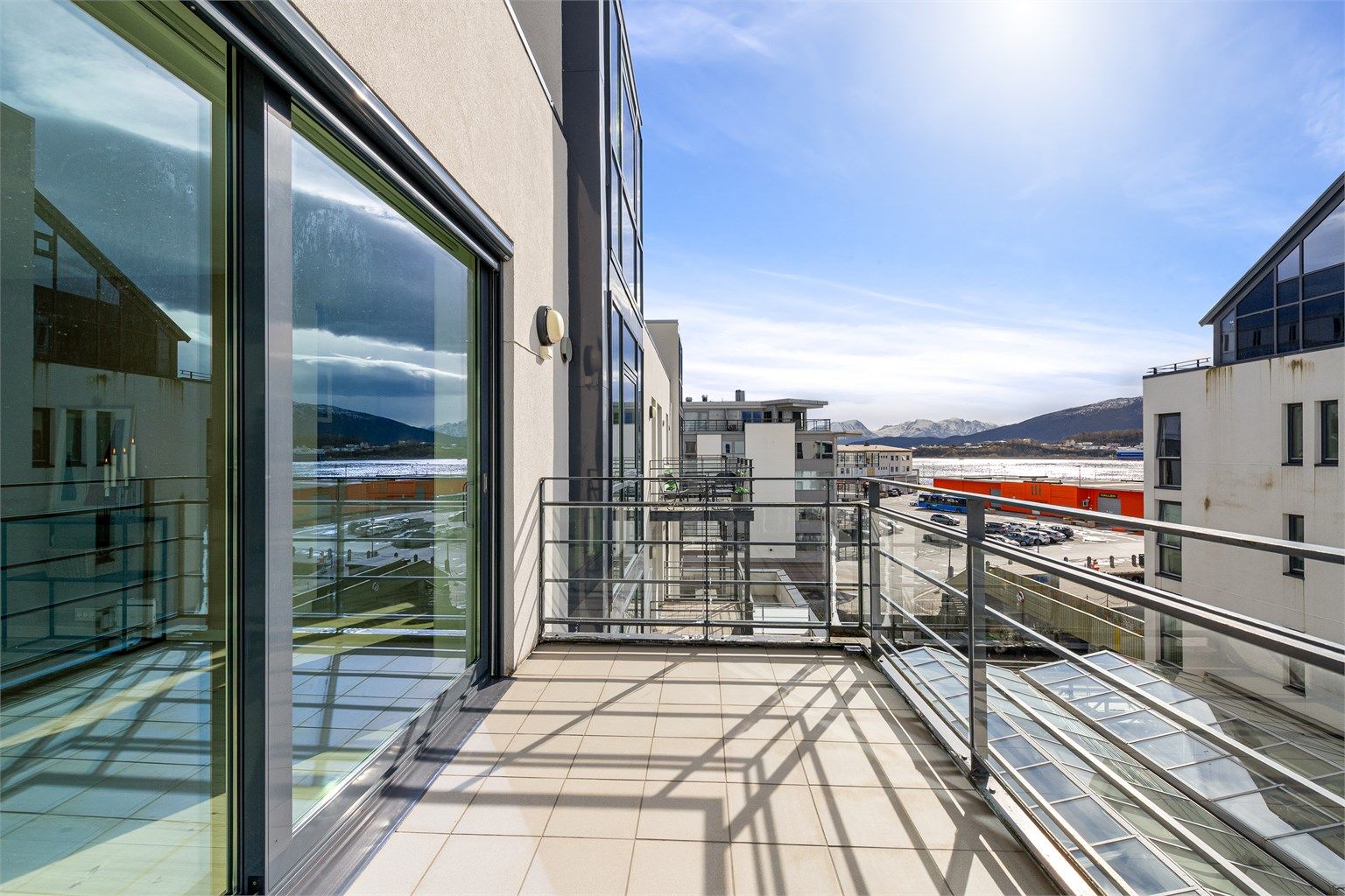 Den sørvendte balkongen på 8 m² har utgang direkte fra stuen