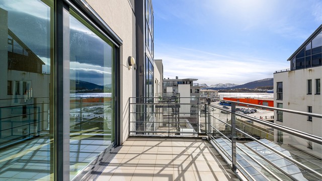 Den sørvendte balkongen på 8 m² har utgang direkte fra stuen