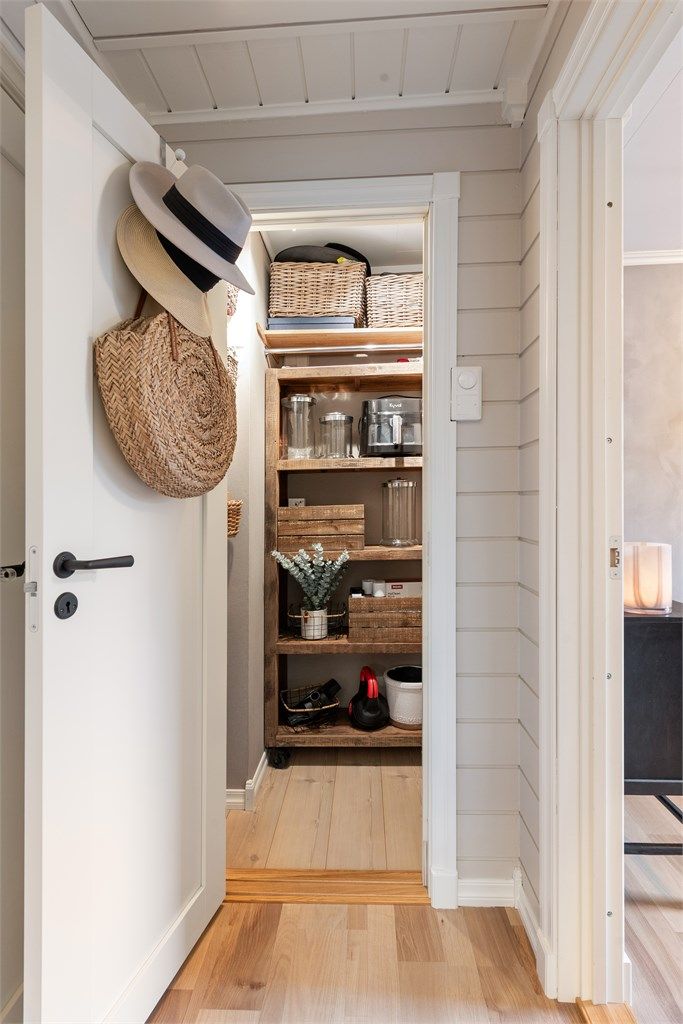 Et praktisk kott i første etasje gir ekstra lagringsplass