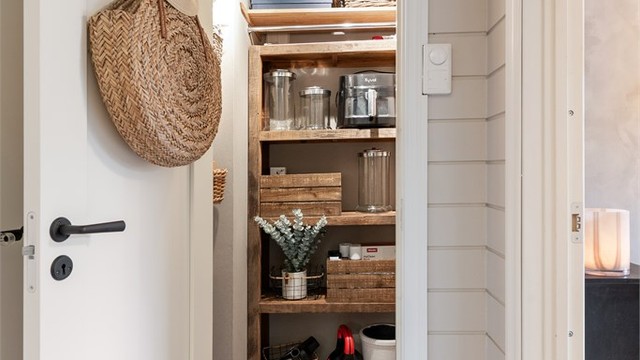 Et praktisk kott i første etasje gir ekstra lagringsplass