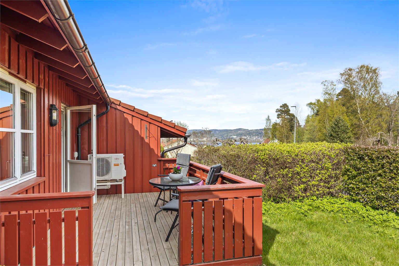 Sol på uteplassen fra ca. 06:00 til midt på dagen iflg. selger