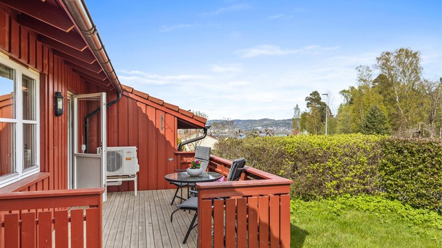 Sol på uteplassen fra ca. 06:00 til midt på dagen iflg. selger