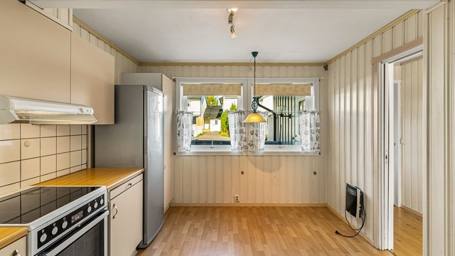 Spiseplassen på kjøkkenet har vindu ut mot inngangspartiet.