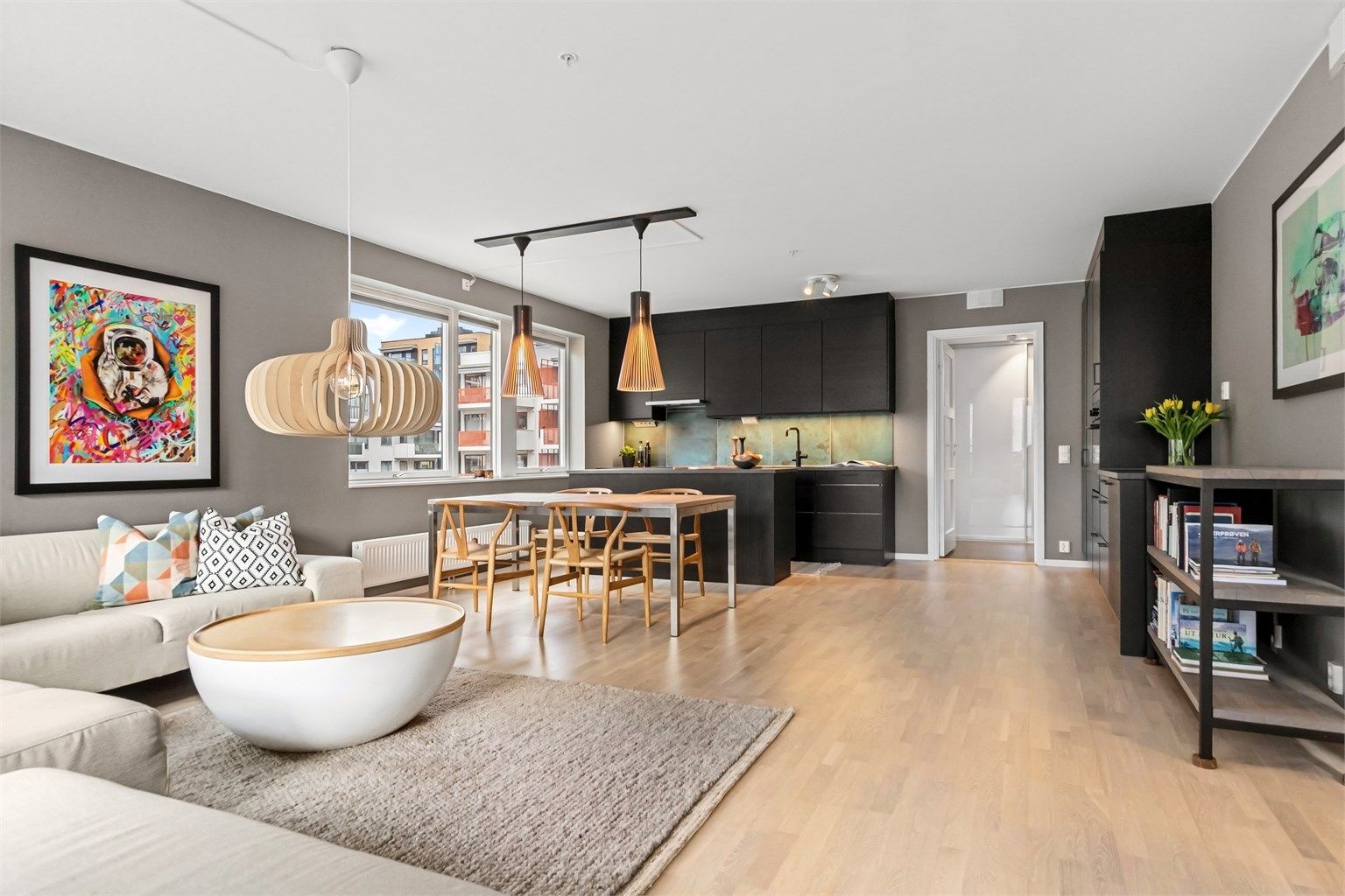 Dette er en stilren og moderne endeleilighet fra 2022, beliggende i et attraktivt og barnevennlig område på Vestre Billingstad