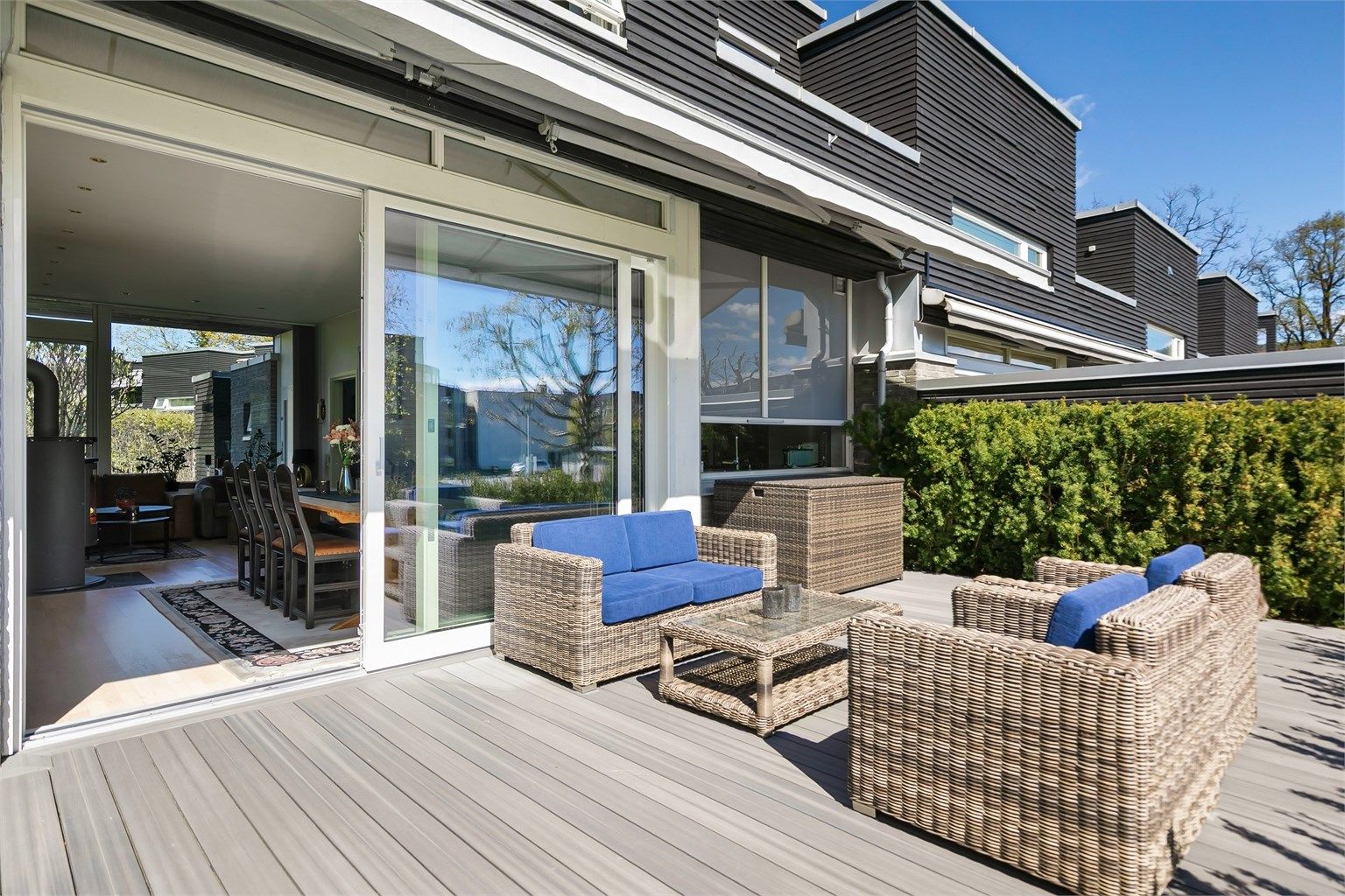 Dette er et moderne funkis-enderekkehus med en stor terrasse som utvider stuen på varme dager. Boligen har vannbåren varme i første etasje. Foto: Zovenfra
