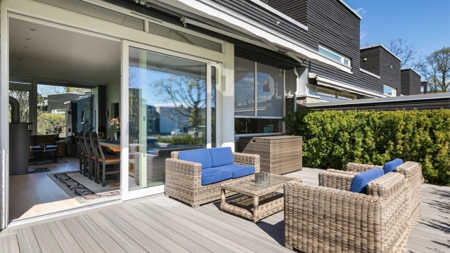 Dette er et moderne funkis-enderekkehus med en stor terrasse som utvider stuen på varme dager. Boligen har vannbåren varme i første etasje. Foto: Zovenfra