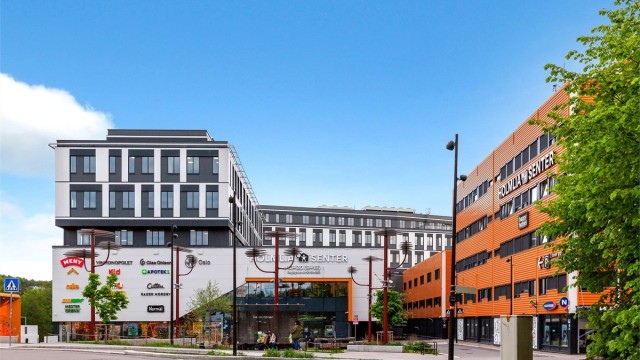 Kort vei til bl.a. nyåpnet Holmlia senter (åpnet 2021) med flere butikker, servicetilbud, café, m.m.