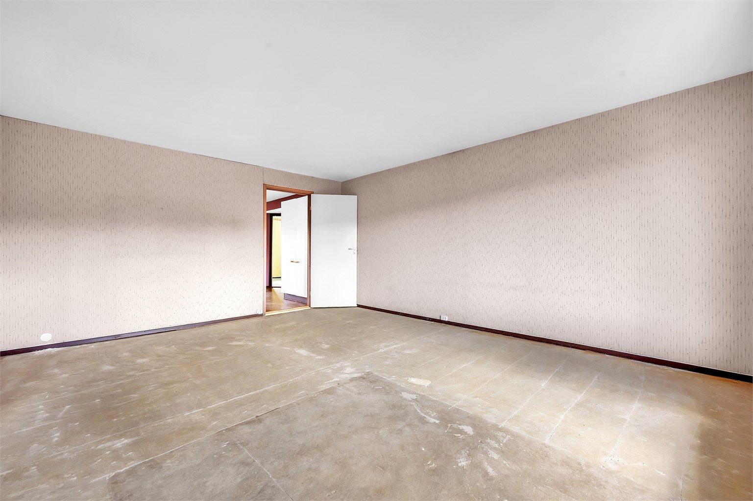 Stuen er romslig og kan enkelt møbleres etter eget ønske og behov.