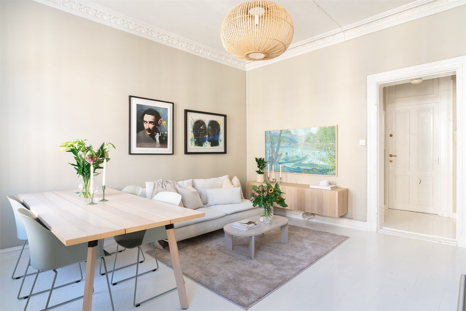 Generøs takhøyde og store vindusflater sørger for fine lysforhold i boligen og skaper en luftig romfølelse. 