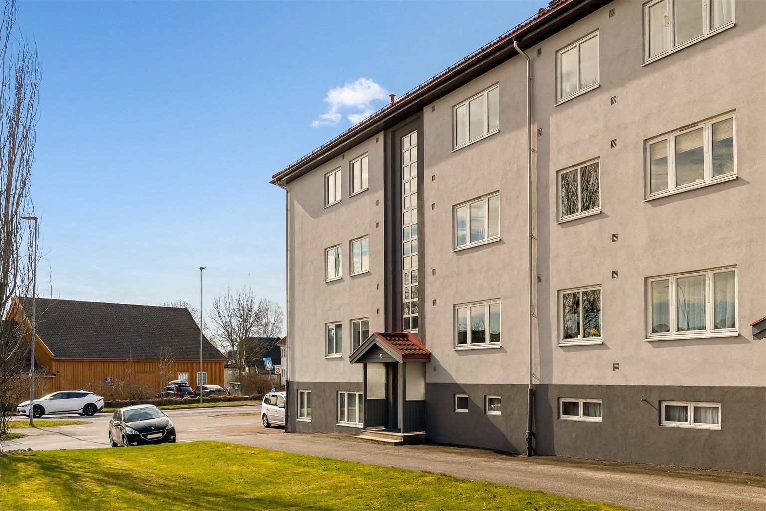 Eiendommen ligger i et veletablert og etterspurt boligområde med en sentral beliggenhet.