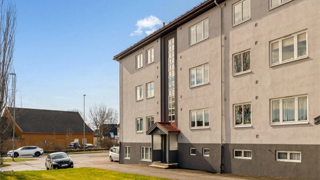 Eiendommen ligger i et veletablert og etterspurt boligområde med en sentral beliggenhet.