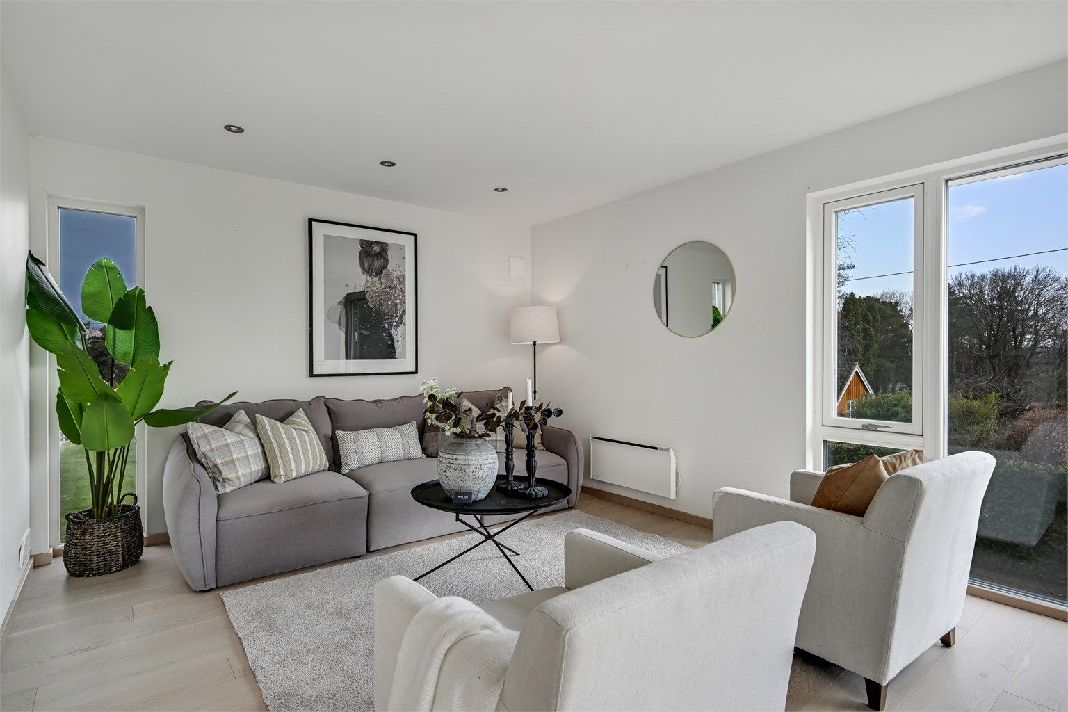 Store vindusflater og innfelte spotter i taket sørger for gode lysforhold gjennom hele dagen.