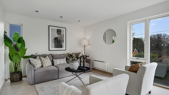 Store vindusflater og innfelte spotter i taket sørger for gode lysforhold gjennom hele dagen.