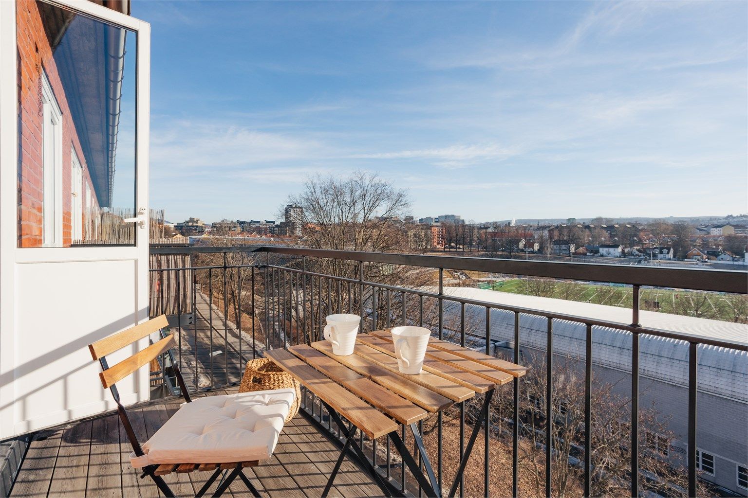 Den østvendte balkongen på ca. 4 m² er et perfekt sted for å nyte morgenkaffen og solen utover dagen