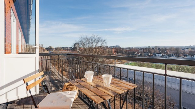 Den østvendte balkongen på ca. 4 m² er et perfekt sted for å nyte morgenkaffen og solen utover dagen