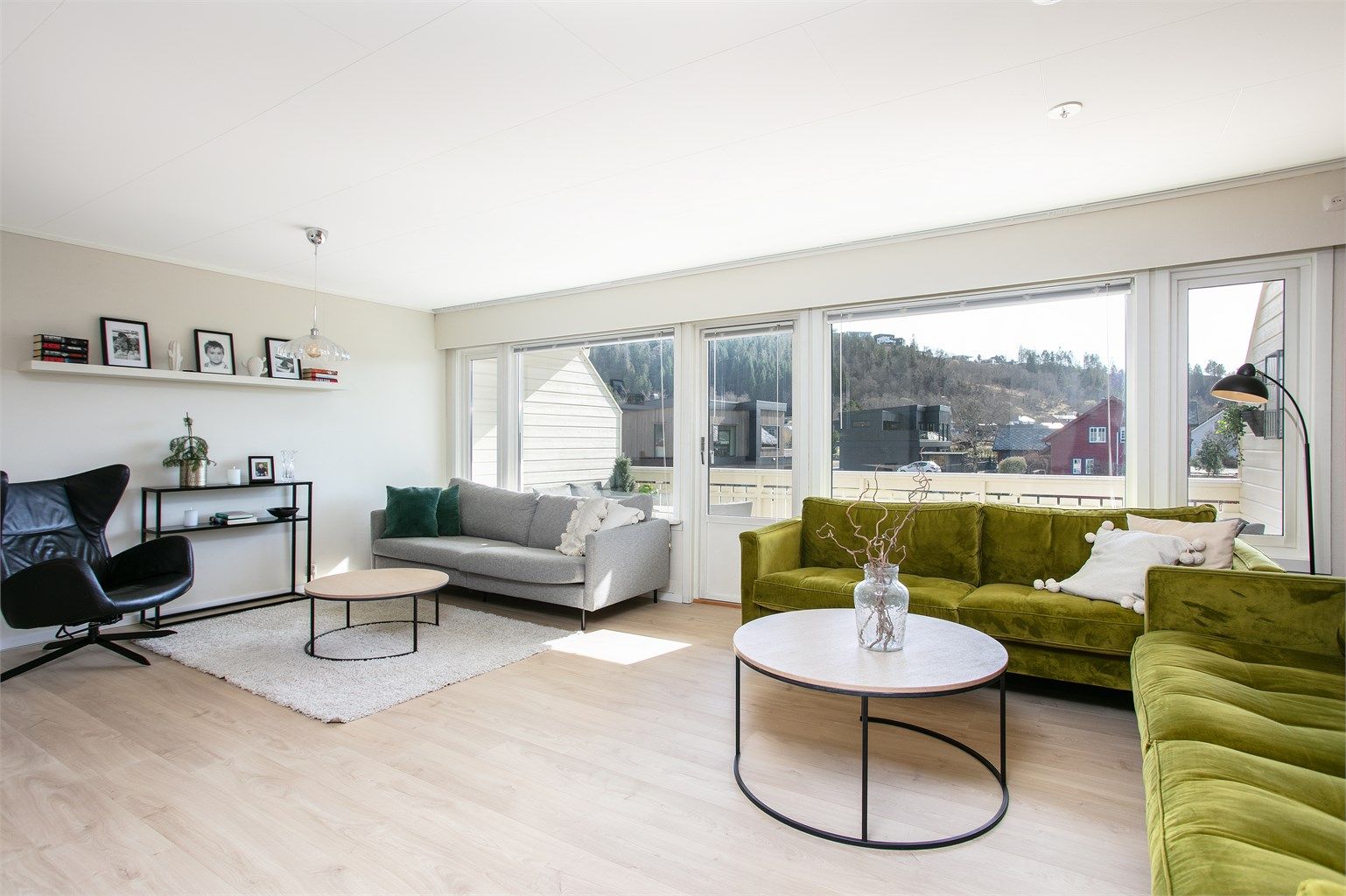 Stuen er lett å møblere med plass til flere soner.