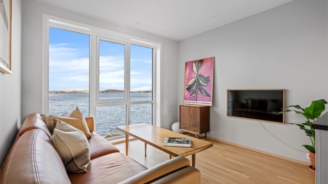 Det er enkelt å møblere både med salong og spisebord i leiligheten.