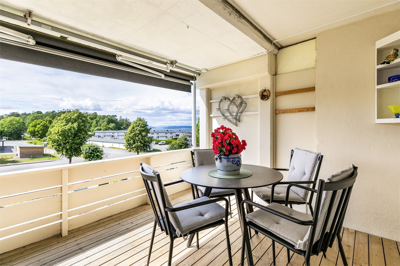 På den vestvendte verandaen er det lunt og hyggelig å sitte ute, også på de lyse og fine sommerkveldene.