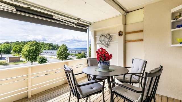 På den vestvendte verandaen er det lunt og hyggelig å sitte ute, også på de lyse og fine sommerkveldene.