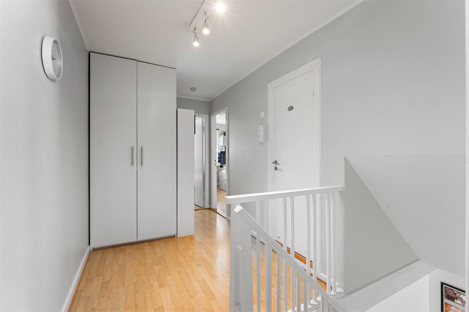 I øverste etasje finner du en gang som binder rommene sammen.