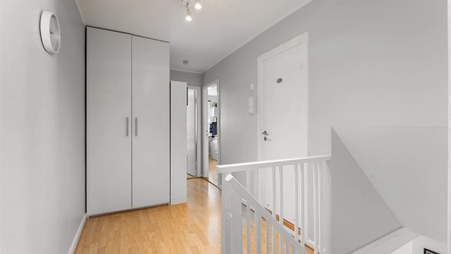 I øverste etasje finner du en gang som binder rommene sammen.