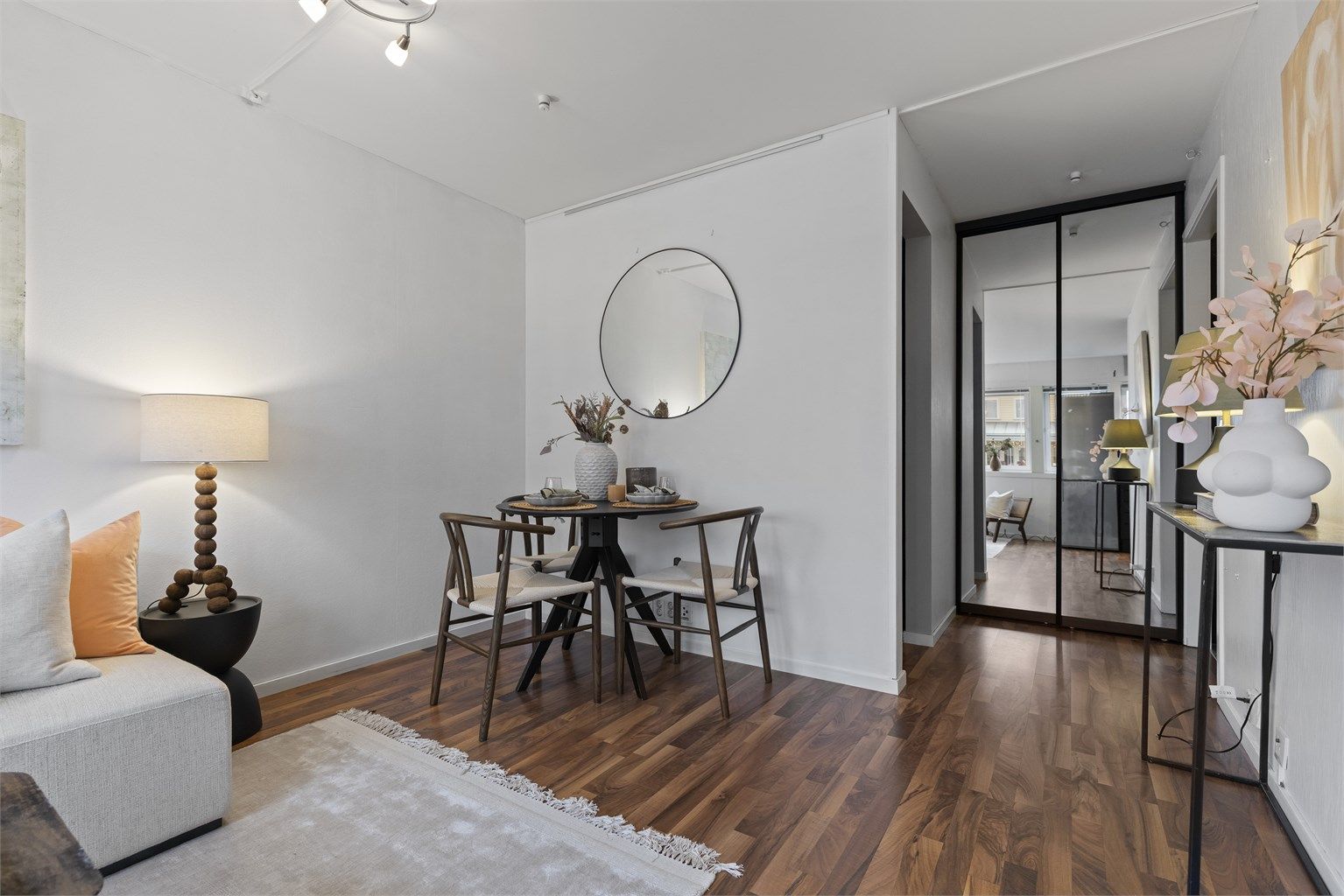 Leilighetens stue er lys med god plass til møblering av sofagruppe med tilhørende stuebord, og en spisegruppe om ønskelig. Foto: Marika Mørkestøl / Marika Foto