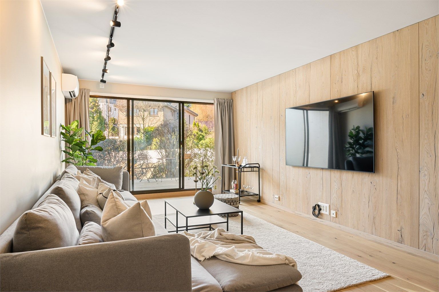 Fra stuen er det direkte adkomst ut til en stor solplatting.