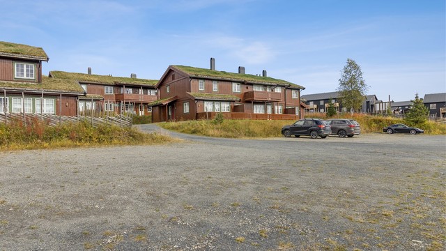 Felles tomt opparbeidet med romslig biloppstillingsplass like utenfor bygget.