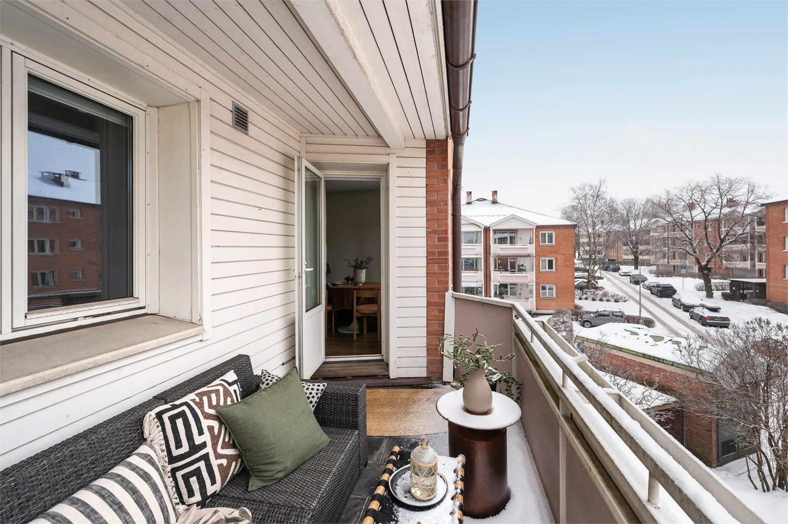 Balkongen har god plass til en sittegruppe der årets varme dager kan nytes. Det er tillatt med el- og gassgrill.