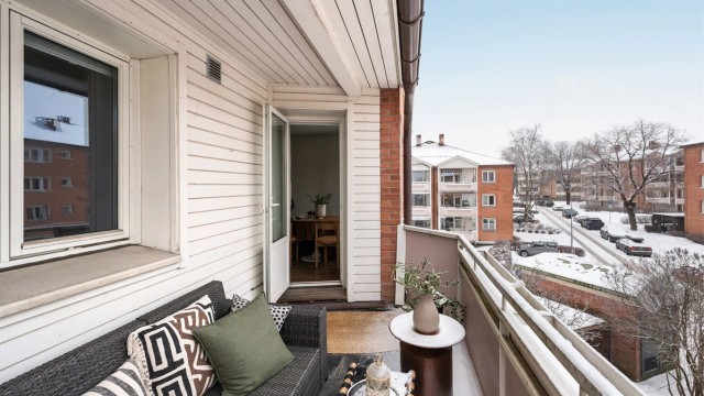 Balkongen har god plass til en sittegruppe der årets varme dager kan nytes. Det er tillatt med el- og gassgrill.