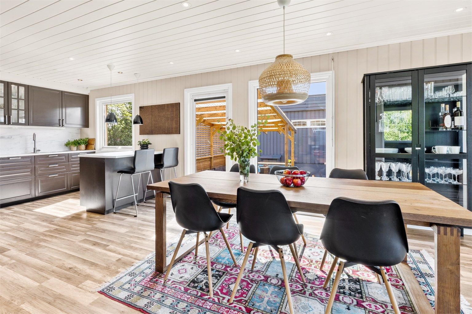 Åpen stue og kjøkkenløsning, som skaper en luftig følelse. 