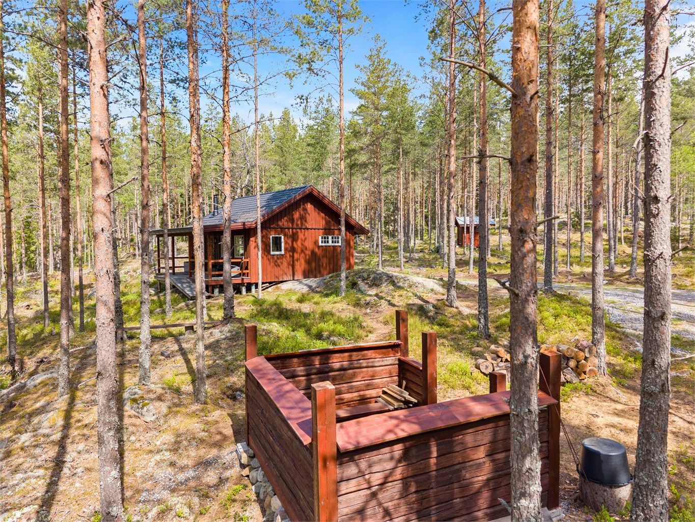 På eiendommen ligger også et skogshusvær, idyllisk plassert i skogsteigen.