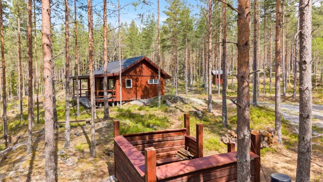 På eiendommen ligger også et skogshusvær, idyllisk plassert i skogsteigen.