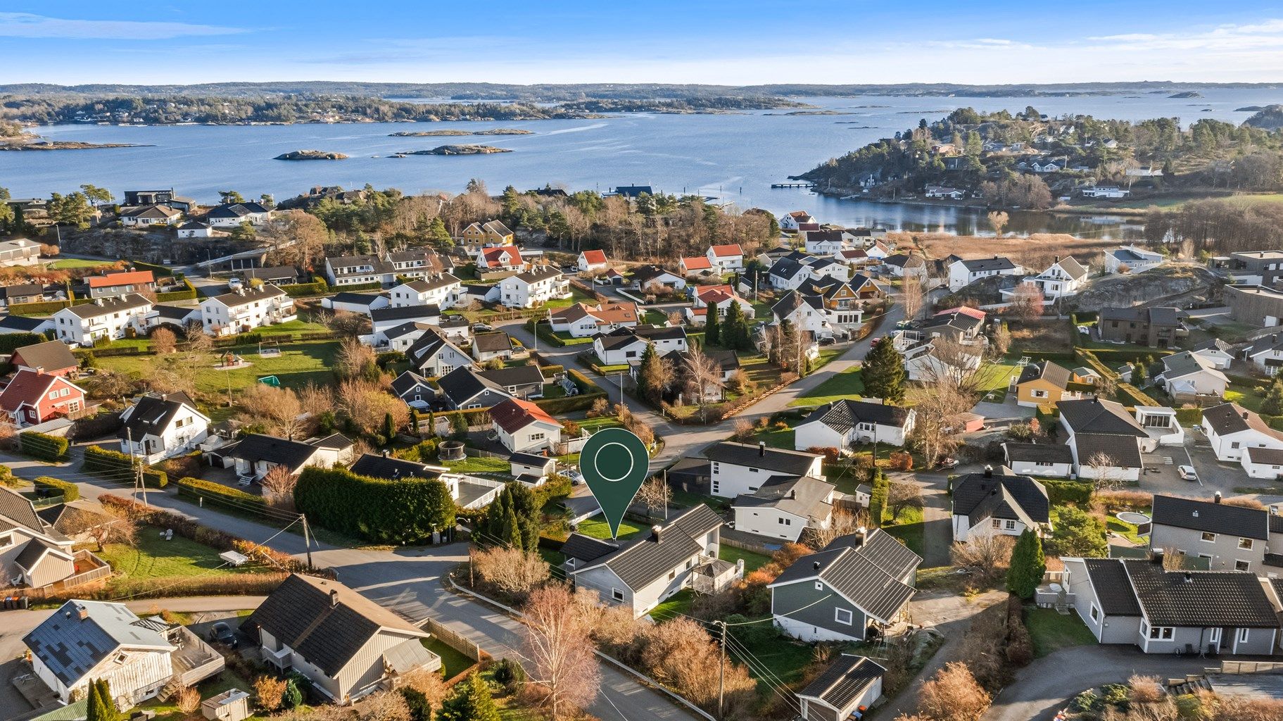  Lahelle- og Tønsbergfjorden byr på en flott skjærgård med kjente øyer som blant annet Stauper og Lindholmen. Her er det yrende båt- og badeliv om sommeren.
