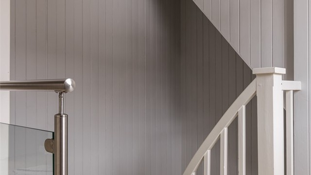 2. etasje har en familievennlig planløsning med 4 soverom og bad på samme plan