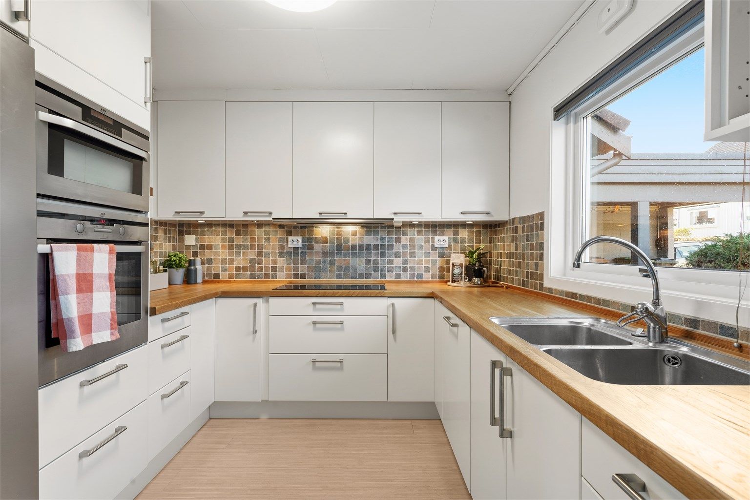 
Tidløs og fin innredning fra 2008 i hvitt. Heltre benkeplate og spotter under overskap. Kjøkkenet har en praktisk og god utforming, som gir bra med oppbevaring i skuffer og skap, i tillegg til god benkeplass. 