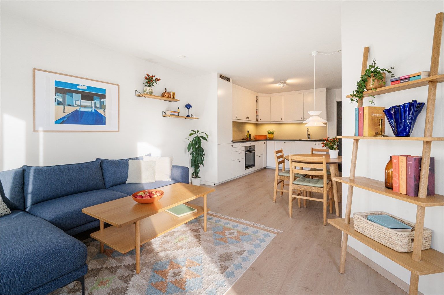 Stuen er romslig og kan enkelt møbleres med en hyggelig sofagruppe med tilhørende møblement. 