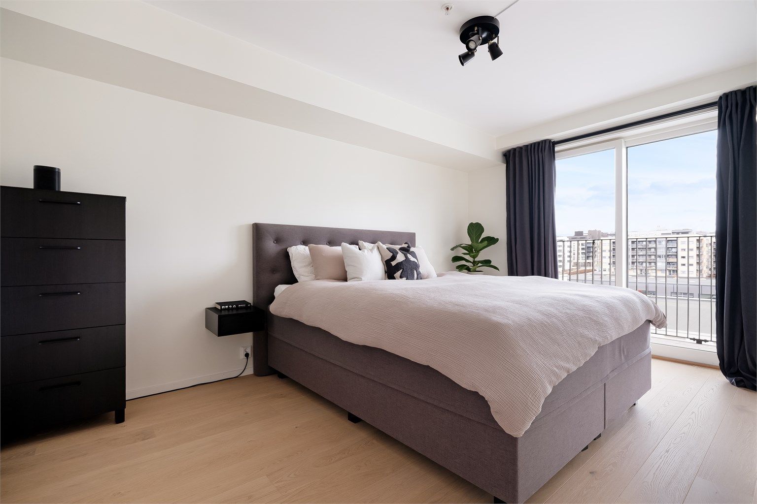 Hovedsoverommet er av den generøse størrelsen med direkte adkomst til eget bad og balkong.