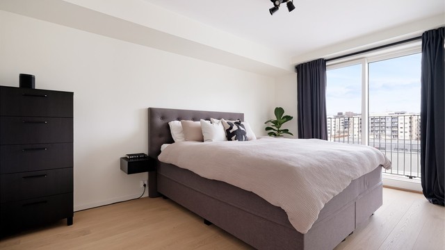 Hovedsoverommet er av den generøse størrelsen med direkte adkomst til eget bad og balkong.