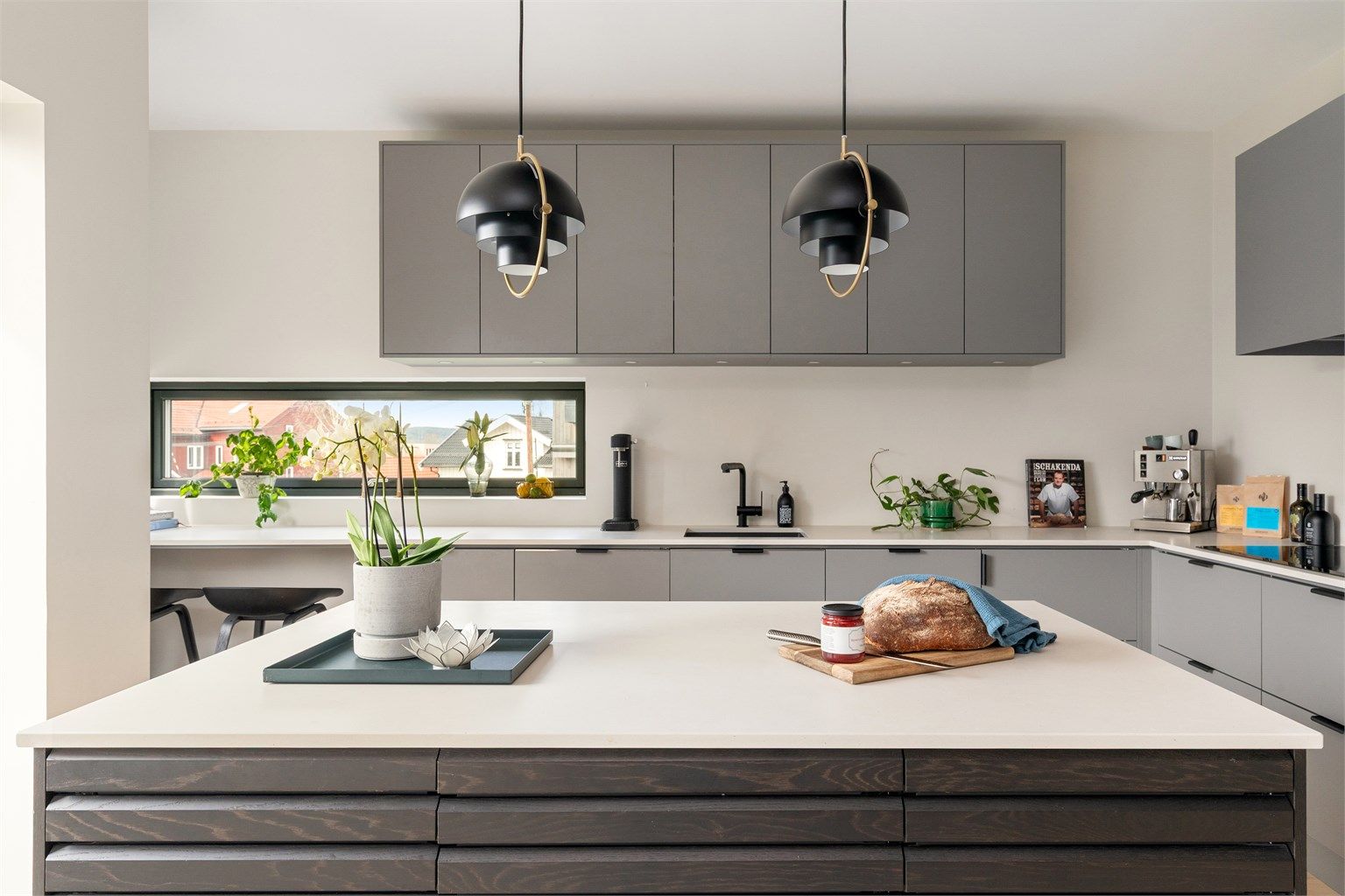 Kjøkkenøyen er svært praktisk og er samtidig en fin sonedeler mellom stue og kjøkken