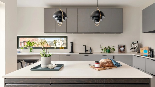 Kjøkkenøyen er svært praktisk og er samtidig en fin sonedeler mellom stue og kjøkken