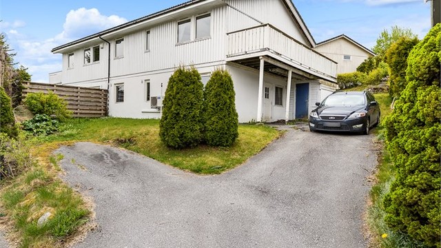 Eiendommen ligger i et etablert boligområde på Flateby.
