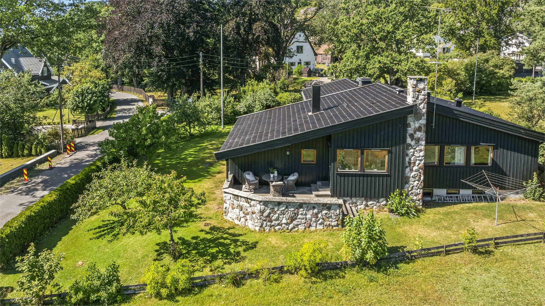 Pent opparbeidet eietomt på hele 1 041 m² – romslig og velstelt uteområde som gir plass til både lek og avslapning.