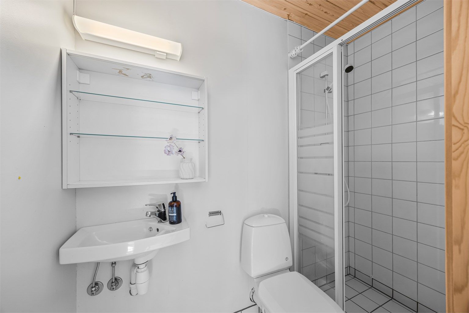 Rommet har eget bad i tilknytning, baderom er fra byggeår.